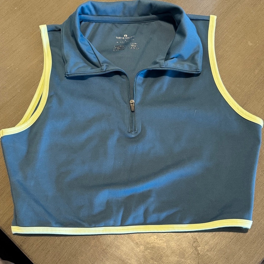 Thrive Sociรฉtรฉ Navy Athletic Crop Top with Lime Trim